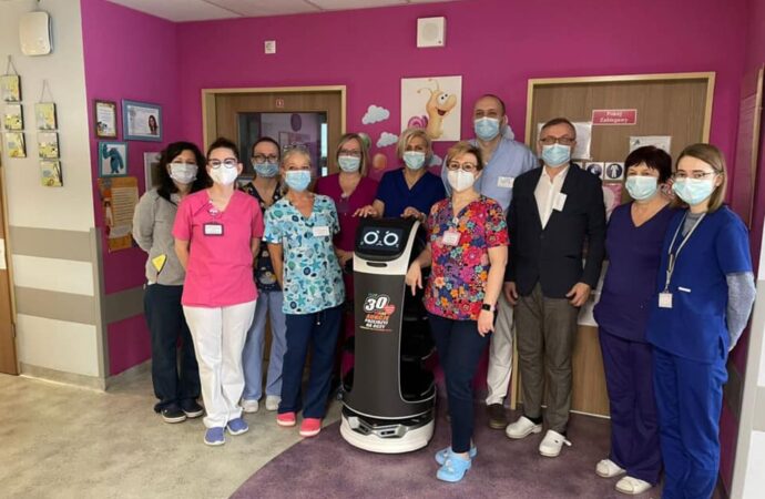 Małych pacjentów chorzowskiej ortopedii na badania zaprowadzi robot 