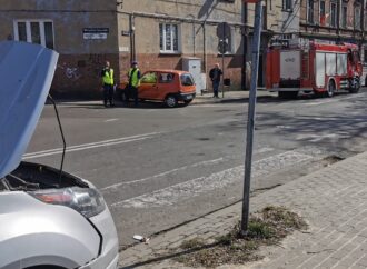 Zderzenie samochodów przy ul. Wandy. Jedna z osób przewieziona do szpitala