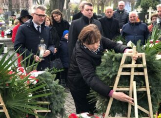 12. rocznica katastrofy smoleńskiej. Wiceprezydent Chorzowa złożył kwiaty na grobie Krystyny Bochenek