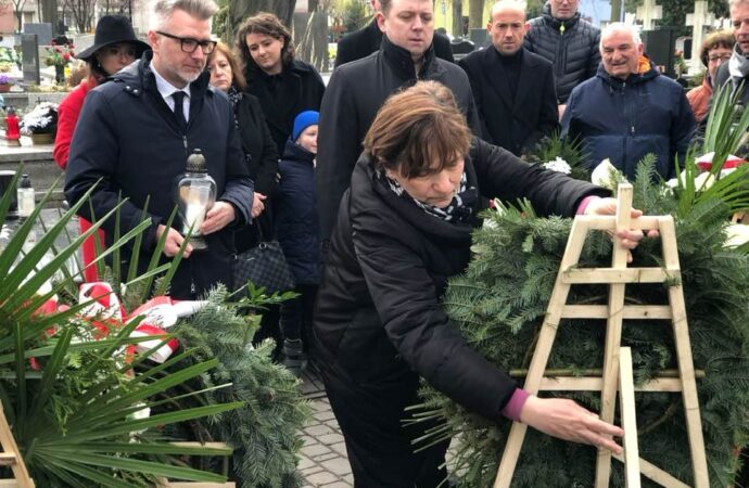 12. rocznica katastrofy smoleńskiej. Wiceprezydent Chorzowa złożył kwiaty na grobie Krystyny Bochenek