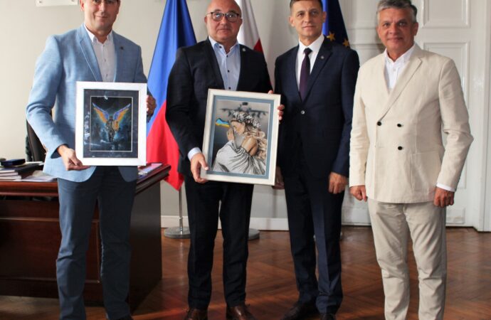 Odwiedzili chorzowski urząd i przekazali obrazy ukraińskich malarzy