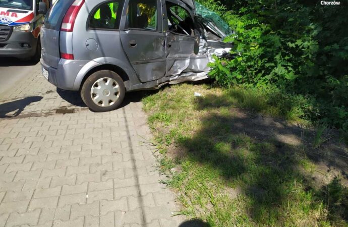 Samochód zderzył się z tramwajem. Chorzowski policjant zareagował w czasie wolnym
