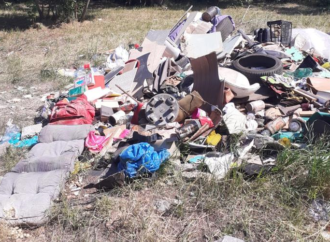 Kolejne nielegalne składowisko śmieci znika z Chorzowa
