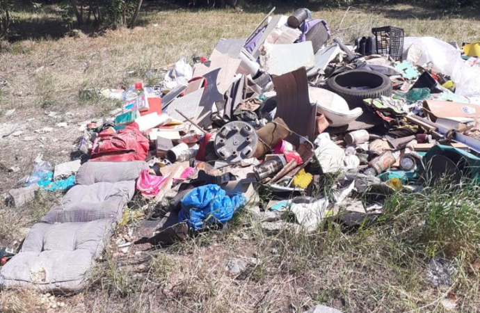 Kolejne nielegalne składowisko śmieci znika z Chorzowa