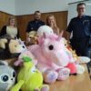 Chorzowscy policjanci kolejny raz przekazali maskotki dla potrzebujących dzieci