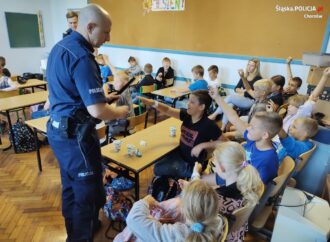 Policjanci z chorzowskiej drogówki odwiedzili uczniów SP nr 12