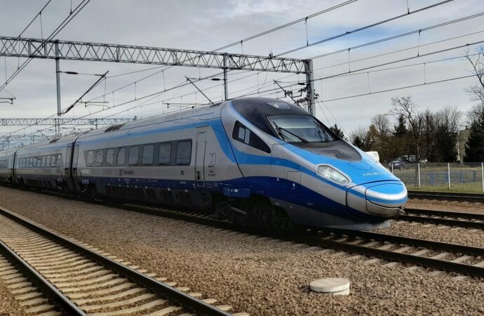PLK SA podpisały kolejne umowy z KPO zwiększające bezpieczeństwo i prędkość na sieci kolejowej