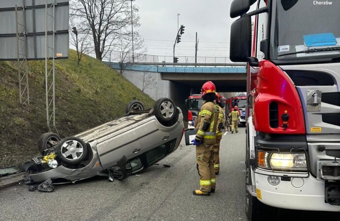 Nie ustąpił pierwszeństwa. W efekcie 73-letni kierowca dachował