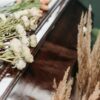 Kompleksowe planowanie pogrzebu – co obejmuje taka usługa?
