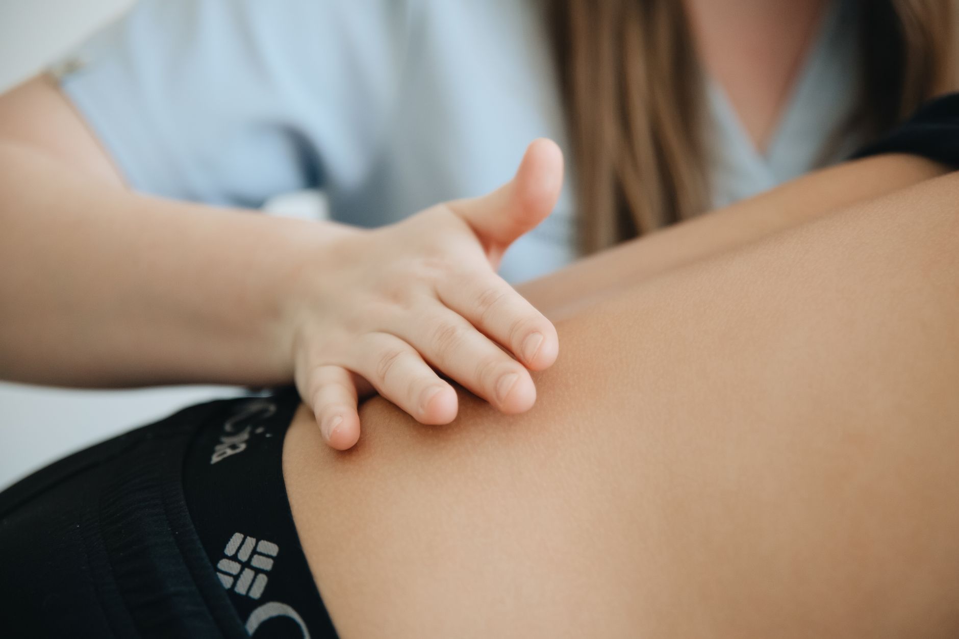 Praca siedząca a ból pleców. Ćwiczenia przy biurku i ruch po pracy